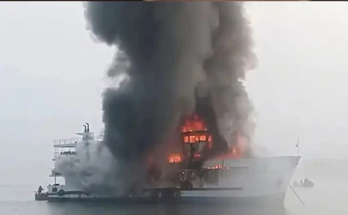 সেন্টমার্টিনগামী জাহাজে আগুন, নিহত ১