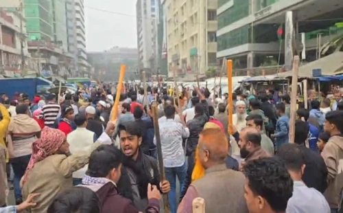 কারওয়ান বাজারে চাঁদাবাজির বিরুদ্ধে ব্যবসায়ীদের মানববন্ধনে হামলা