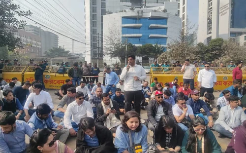তিন ইস্যুতে দ্বিতীয় দিনের মতো ছাত্রদলের ইসি ঘেরাও