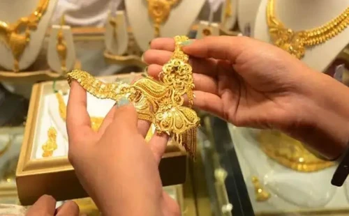 নতুন রেকর্ড গড়ে স্বর্ণের ভরি আড়াই লাখ টাকা ছাড়াল